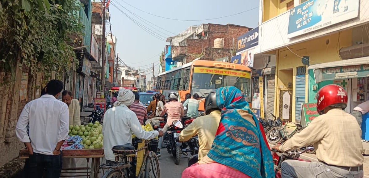 10,000 vehicles pass by every day, the city groans with traffic jams