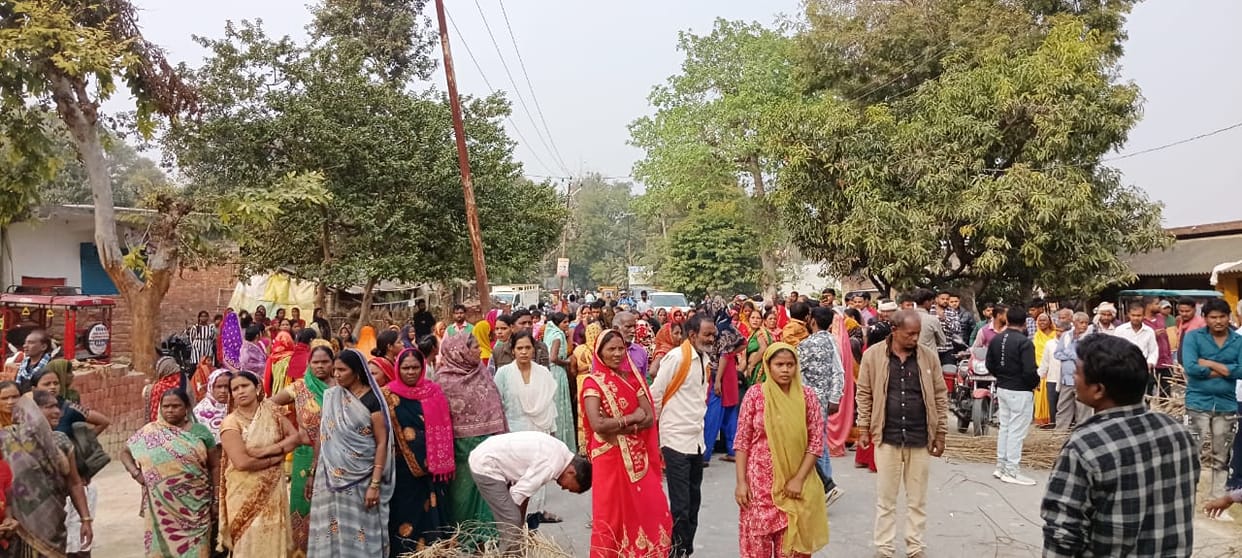 Family members stage protest alleging murder, block Iltifatganj-Akbarpur road