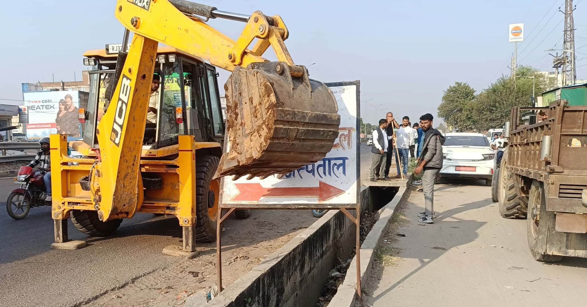 अतिक्रमण हटाते नगरपरिषद आलाधिकारी।