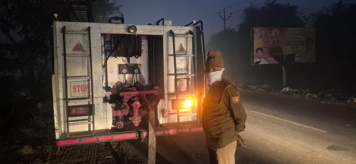 Gas pipeline cut during drain digging, vehicles stopped on highway