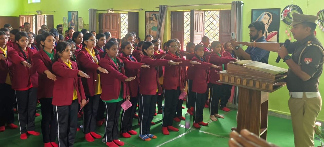 Students were administered the oath to follow traffic rules.