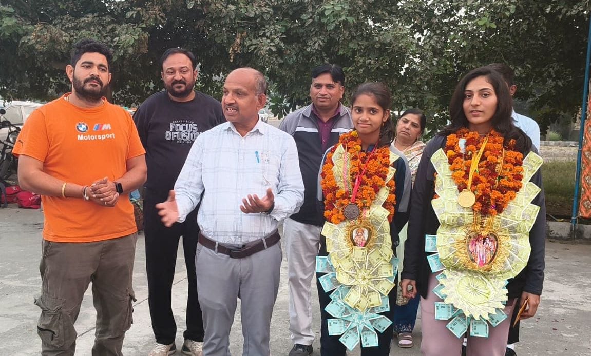 Siya won gold and Shruti won bronze in roller skating.