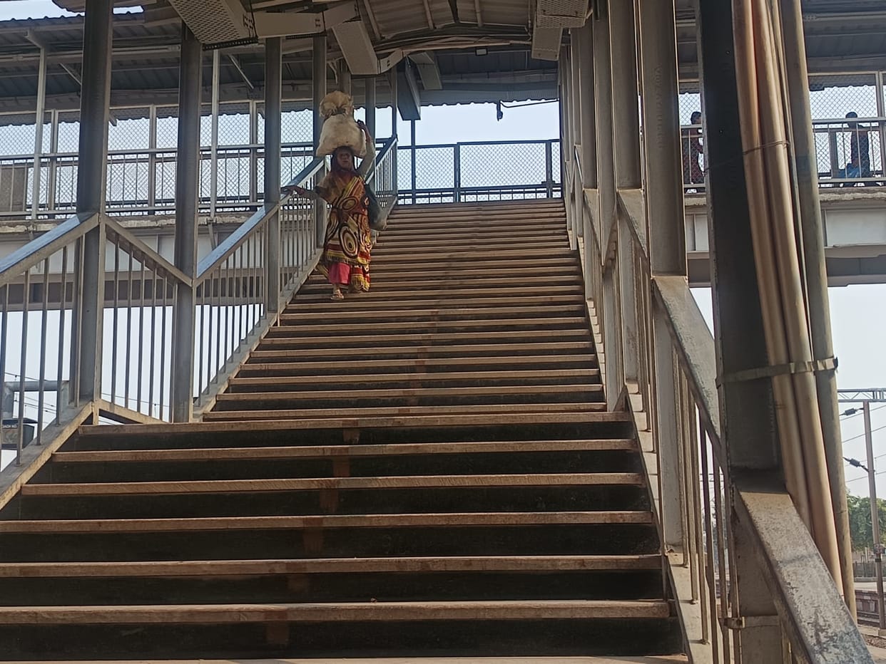 firozabad news railway station stairs