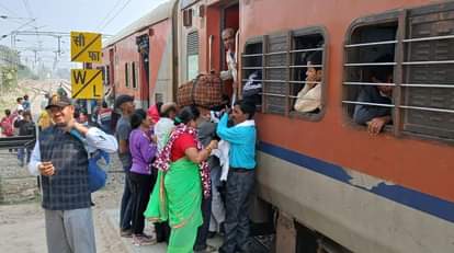 Passengers jostle for seats, risky journey