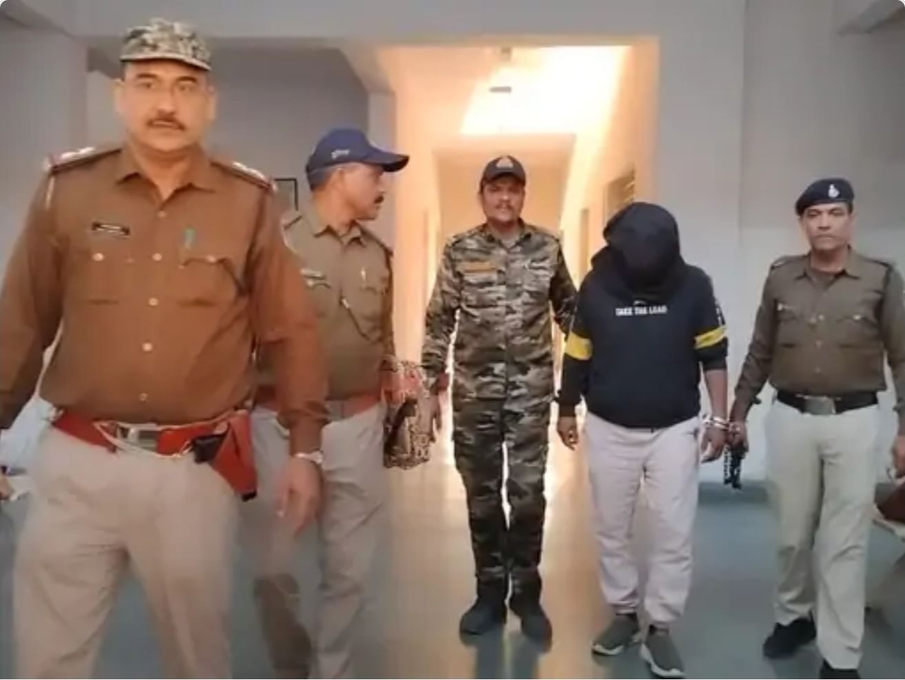 पुलिस की गिरफ्त में आरोपी।