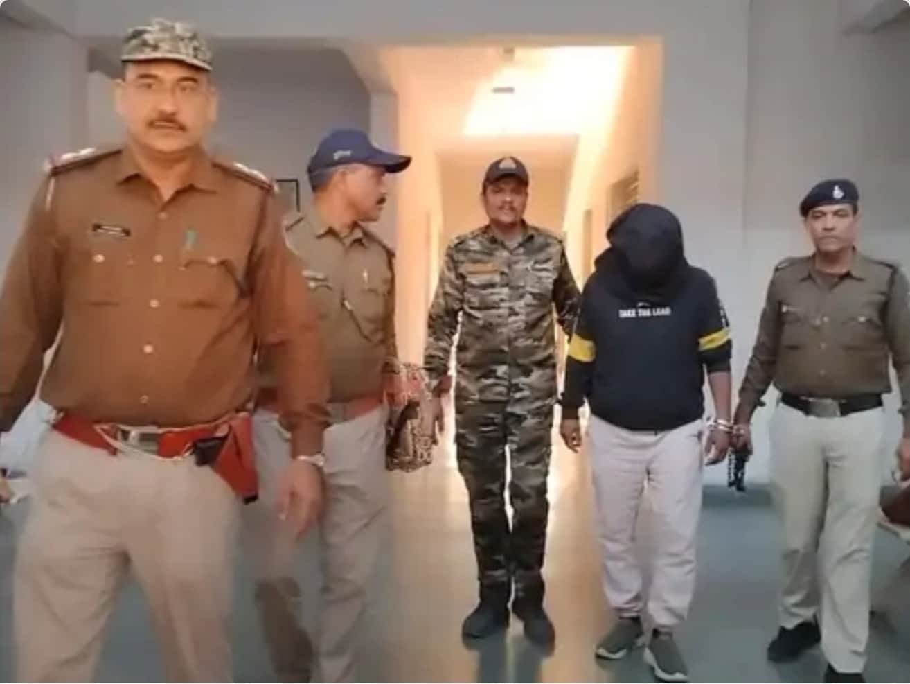 पुलिस की गिरफ्त में आरोपी।