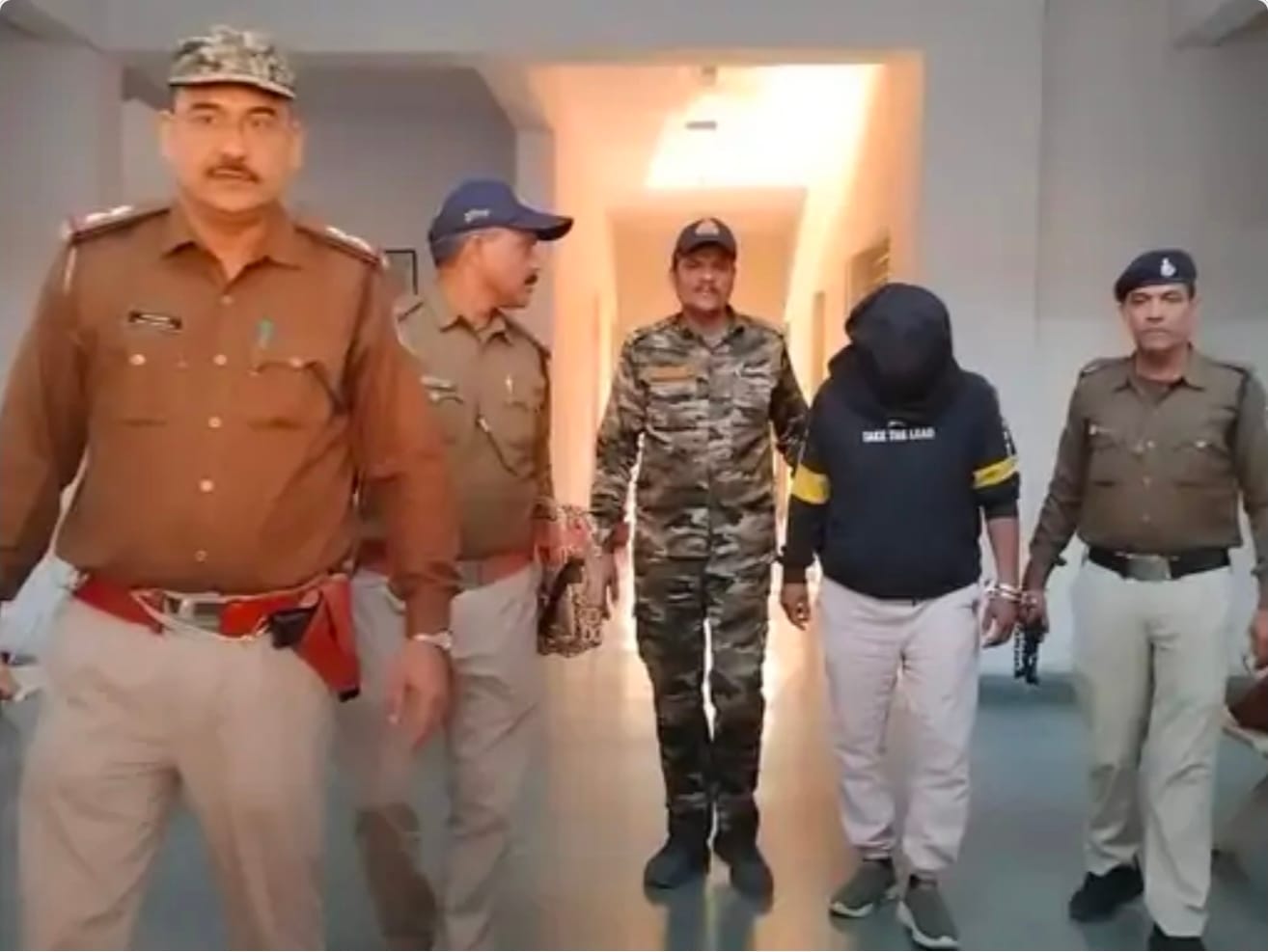 पुलिस की गिरफ्त में आरोपी।