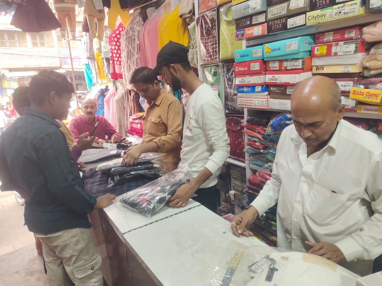 The clothing market is heating up in the cold... New designs of sweaters are attracting people.