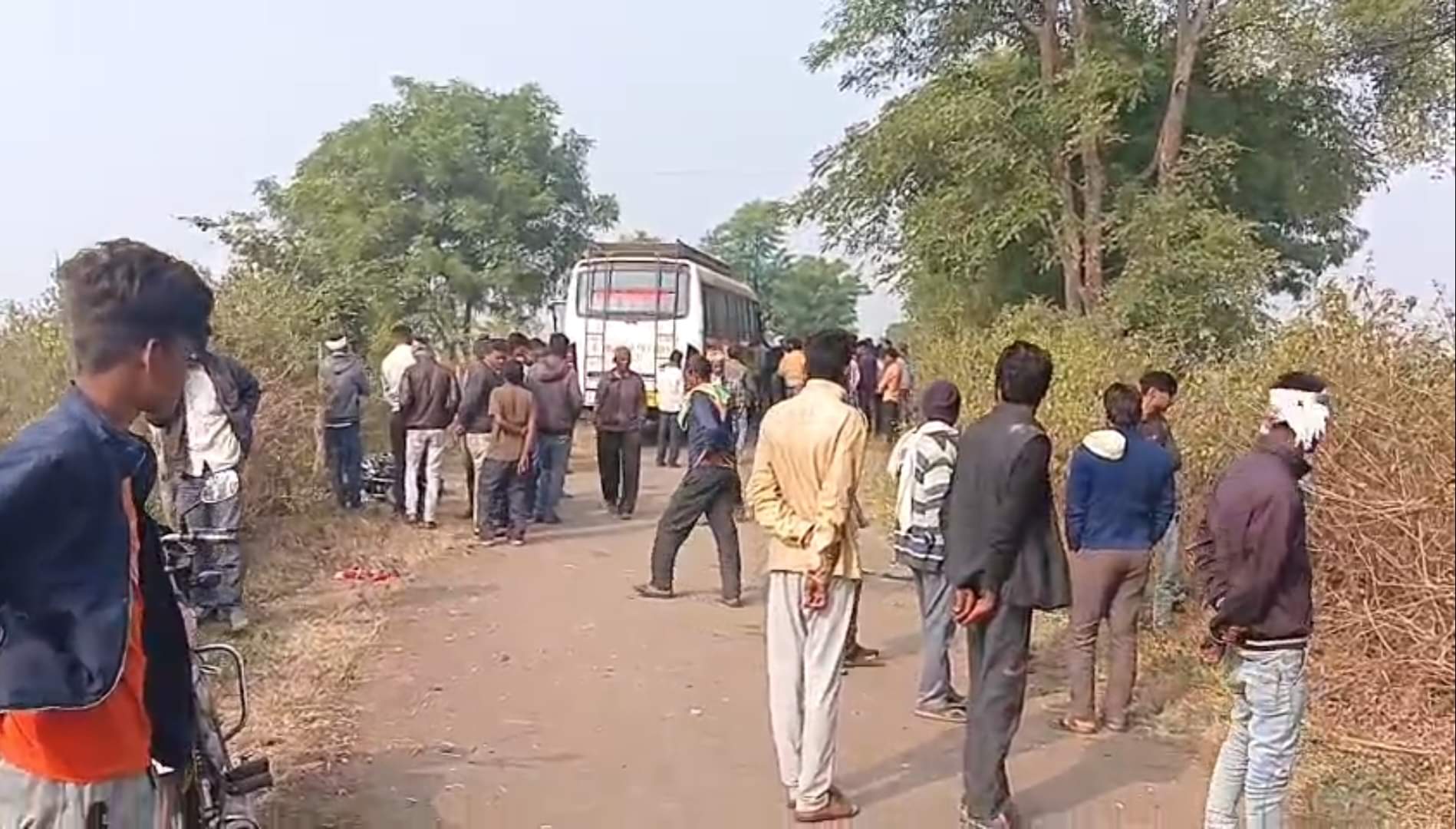 घटनास्थल पर जुटे लोग।