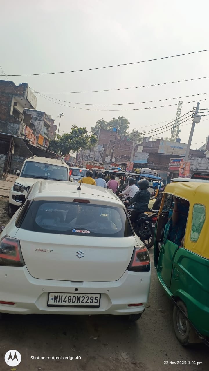 Encroachment at the hospital intersection has increased the difficulties of pedestrians.