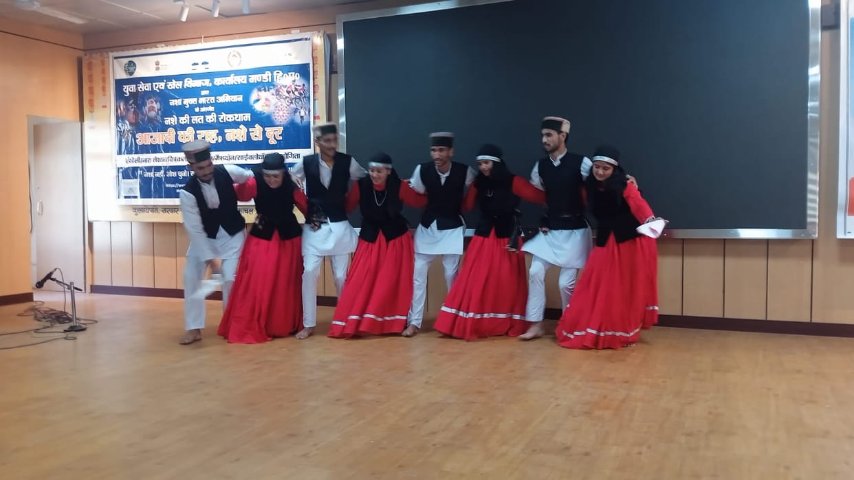 Vallabh College's performance in group dance was excellent.