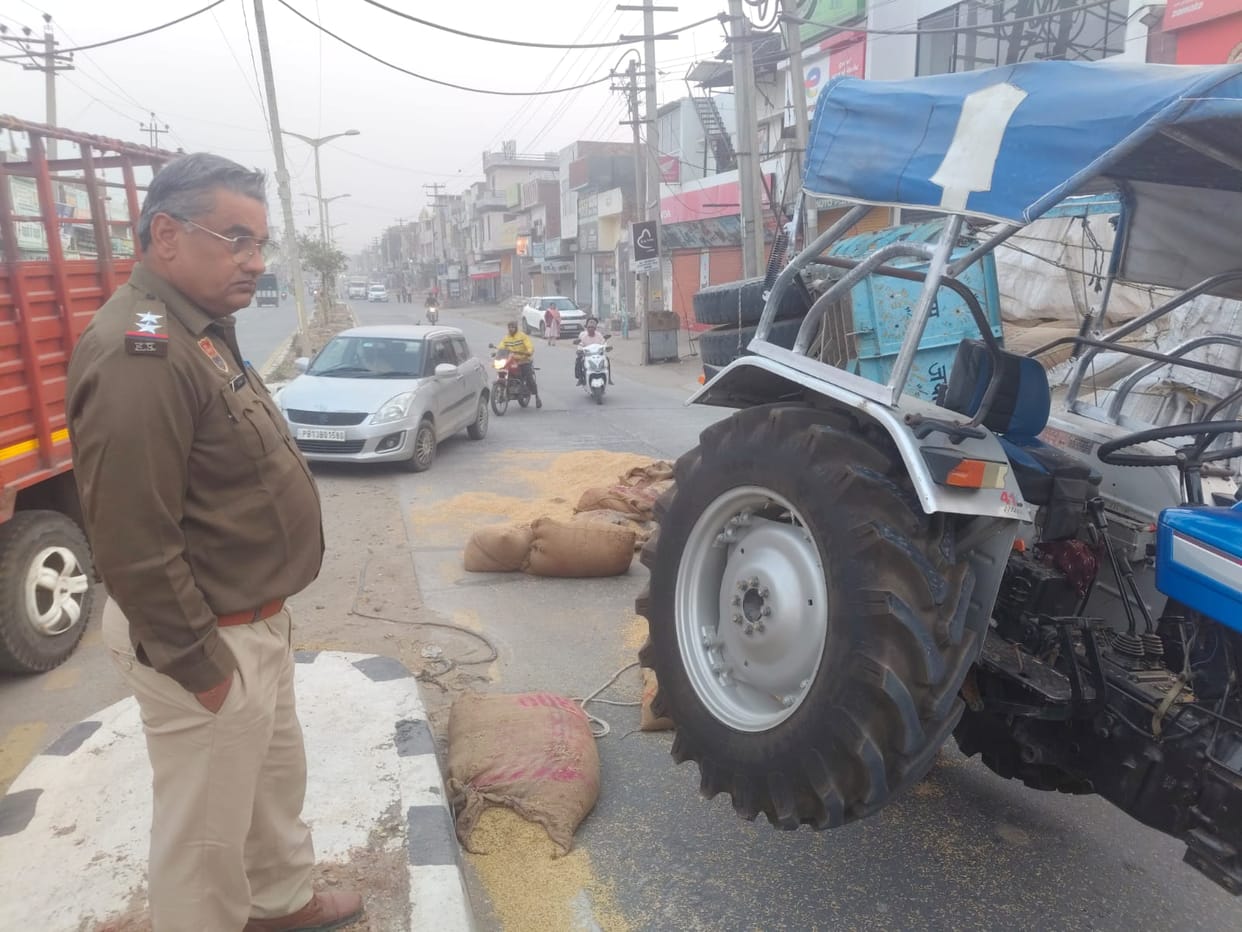 Trolley full of paddy overturns on Chandigarh Road, driver safe