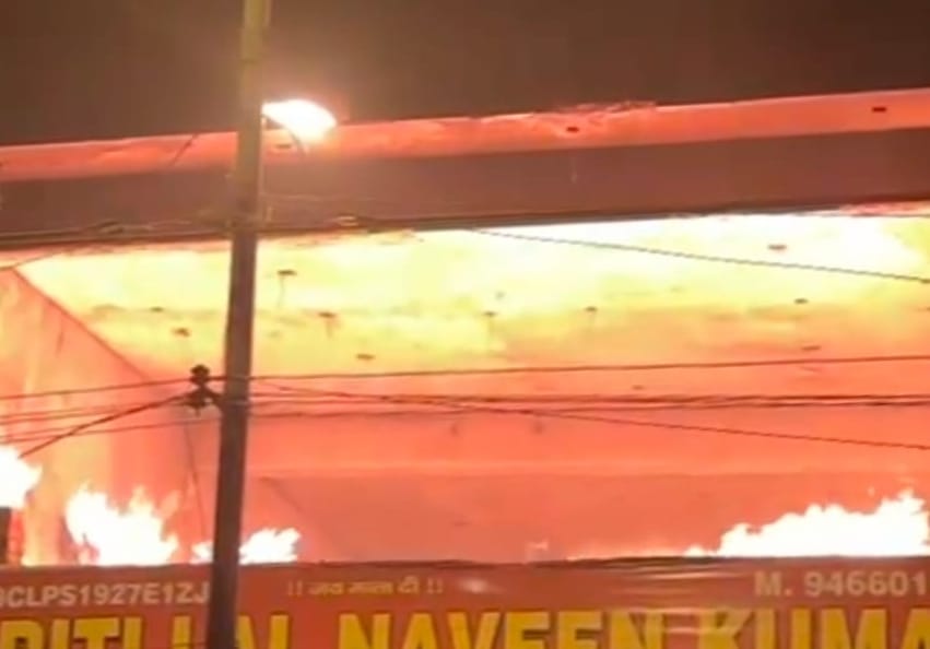 A massive fire broke out at 12:00 a.m. in a furniture showroom and warehouse, and it was brought under control within 10 hours.