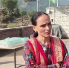 कालाकोट पंजनाड़ा सकूल के बच्चों की माता अर्चना देवी