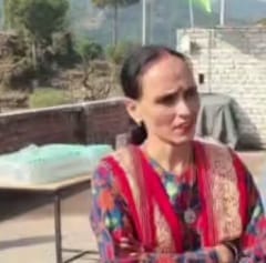 कालाकोट पंजनाड़ा सकूल के बच्चों की माता अर्चना देवी