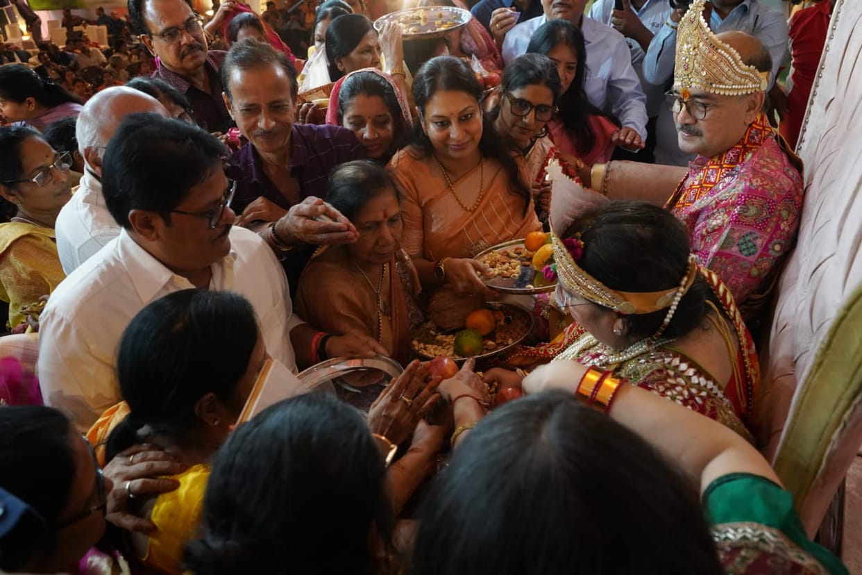 The altar was purified with 81 pots and divine medicines.