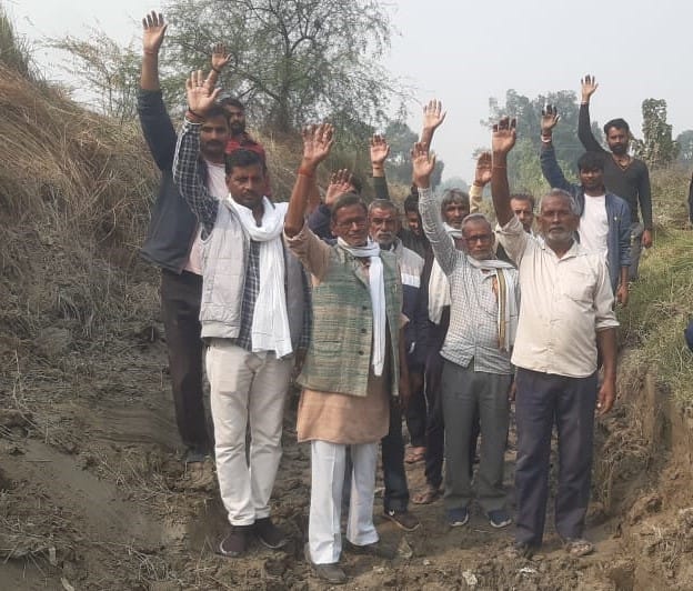 Farmers protested against the arbitrary cleaning of the canal.