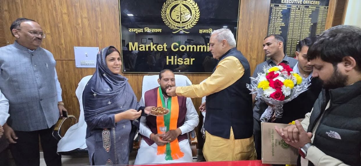 The minister and former minister arrived to administer the oath to Market Committee Chairman Ravindra, while MLA Panihar was absent.