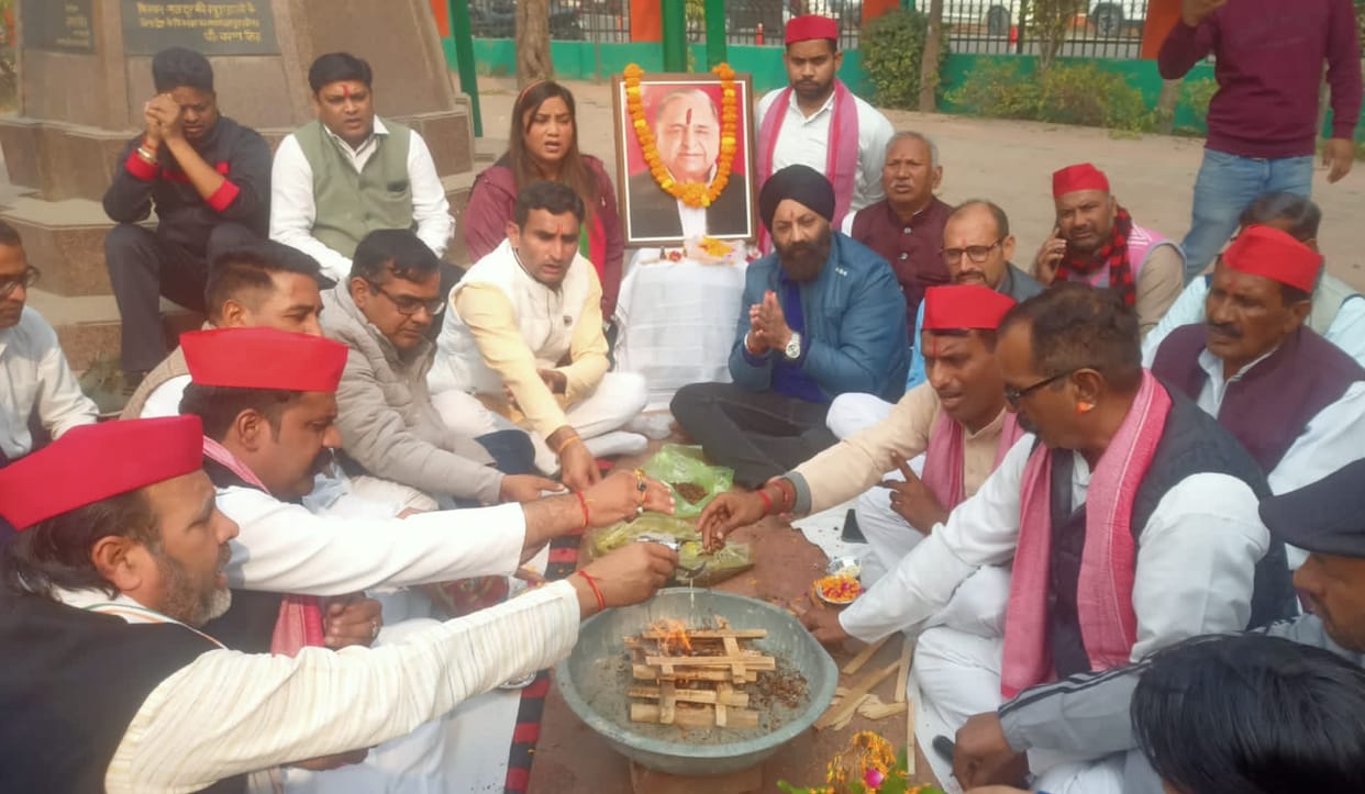 SP workers donated blood on the birth anniversary of Mulayam Singh Yadav.
