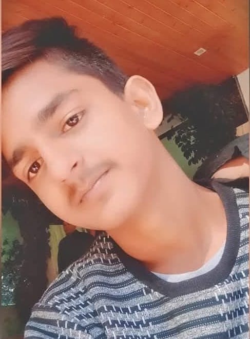 A young man's car, which he was returning to his village from Ratanpura after dropping off his friends, fell into a drain and died.