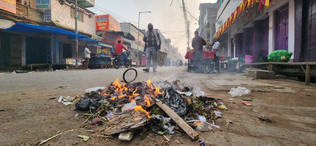 Garbage not collected from 25 wards, upset people set garbage on fire