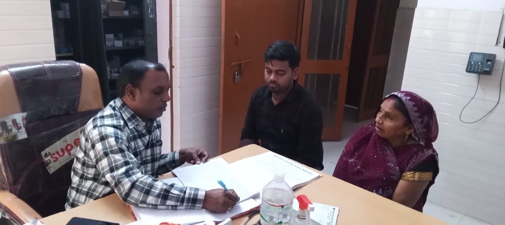 Doctors did not reach Padri Bazaar and Madanpur, pharmacists provided treatment.