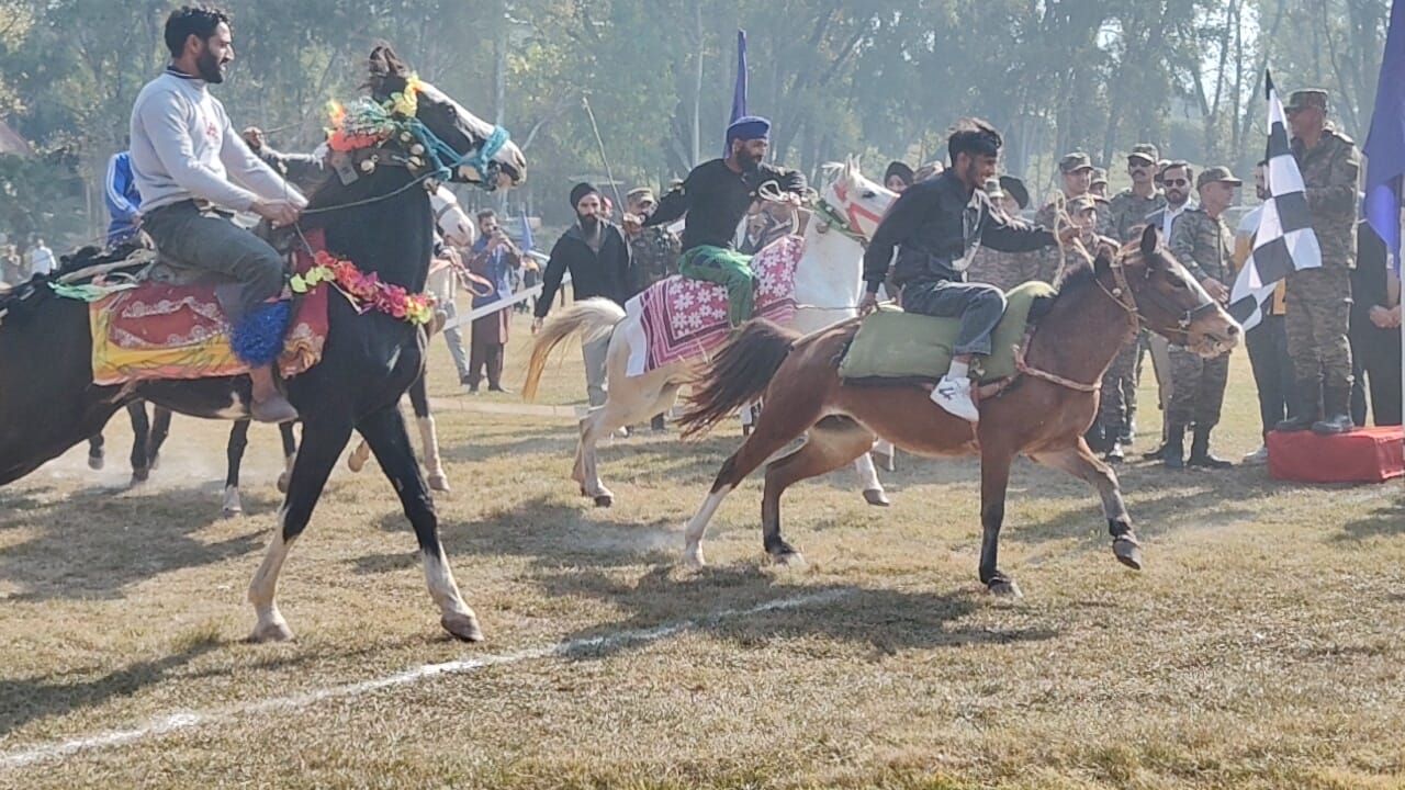 पुंछ लिंक अप दिवस पर घुड़दोड़ मं भाग लेते स्थानिय लोग