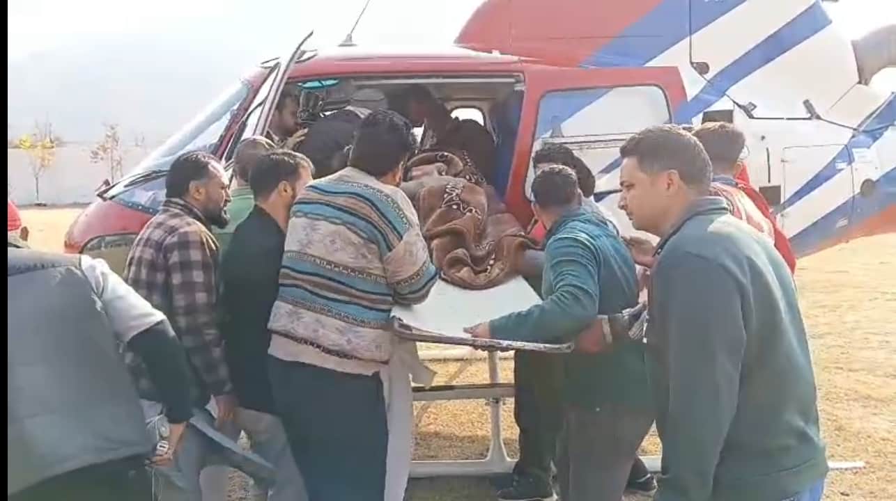 पुंछ में एम एलसी जहांगीर हुसैन मीर को ऐयर लिफट करते समर्थक