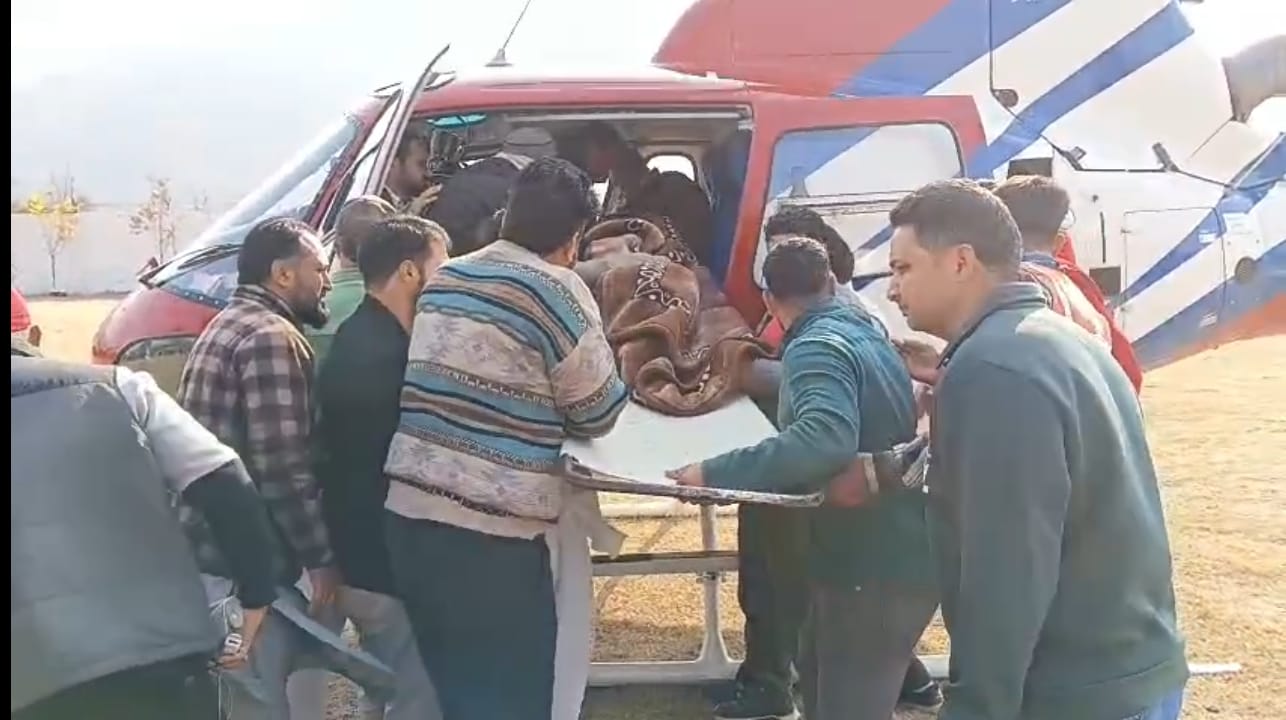 पुंछ में एम एलसी जहांगीर हुसैन मीर को ऐयर लिफट करते समर्थक