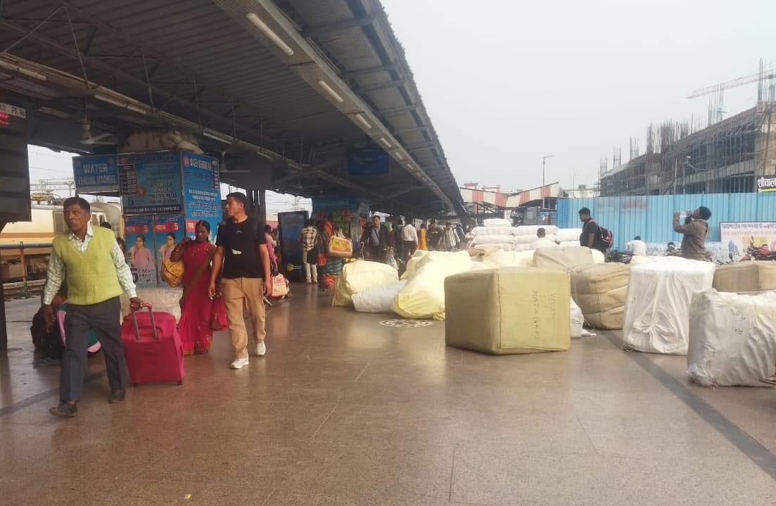 Parcels remained undisturbed on the platform for three hours, disrupting passenger movement.