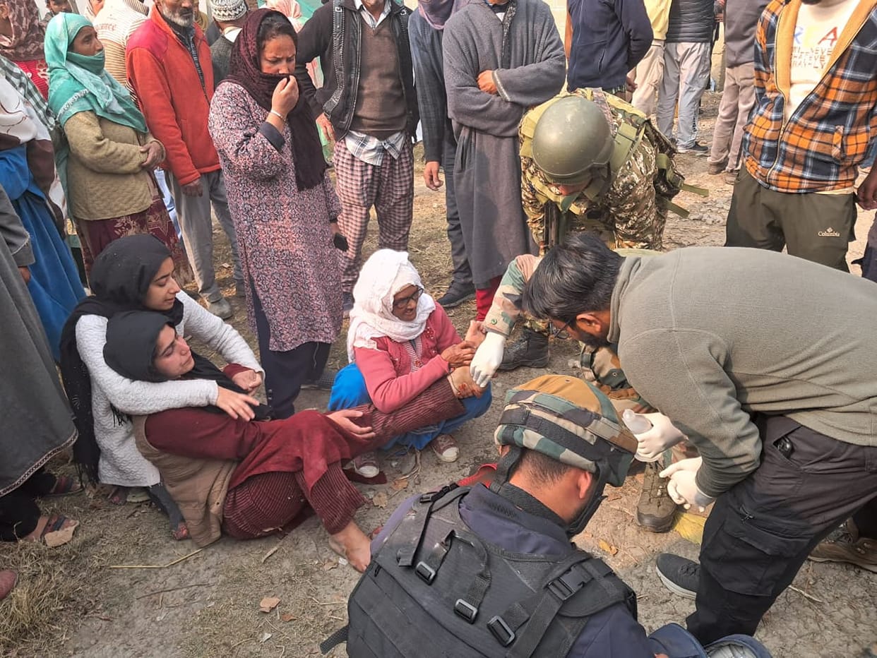 Srinagar, Fire in House, Pulwama Pampore, Army Help the Victims