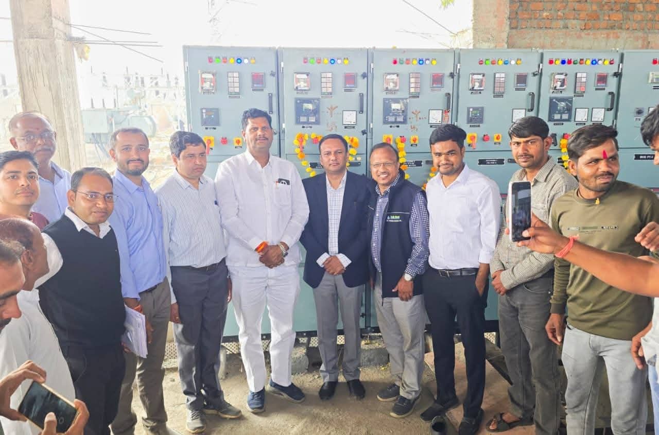 पंप हाउस की शुरुआत करते हुए विधायक अमर सिंह यादव और परियोजना प्रशासक विकास राजोरिया