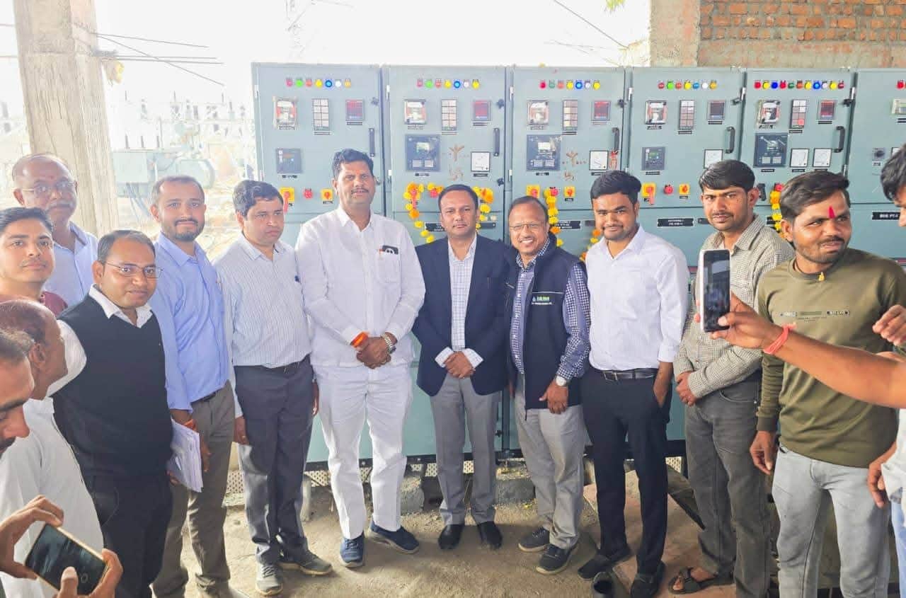 पंप हाउस की शुरुआत करते हुए विधायक अमर सिंह यादव और परियोजना प्रशासक विकास राजोरिया