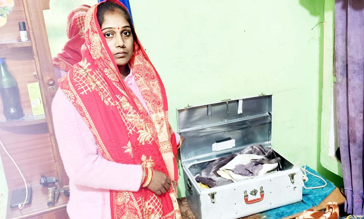 Three lakh rupees stolen by breaking the locks of a closed house in Puwaiyan