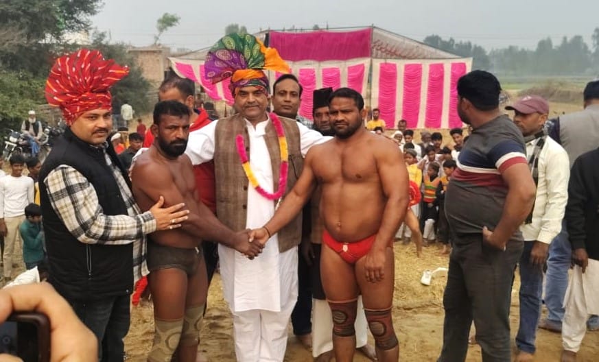 Irshad of Chandausi defeated the Lambar wrestler of Varanasi.