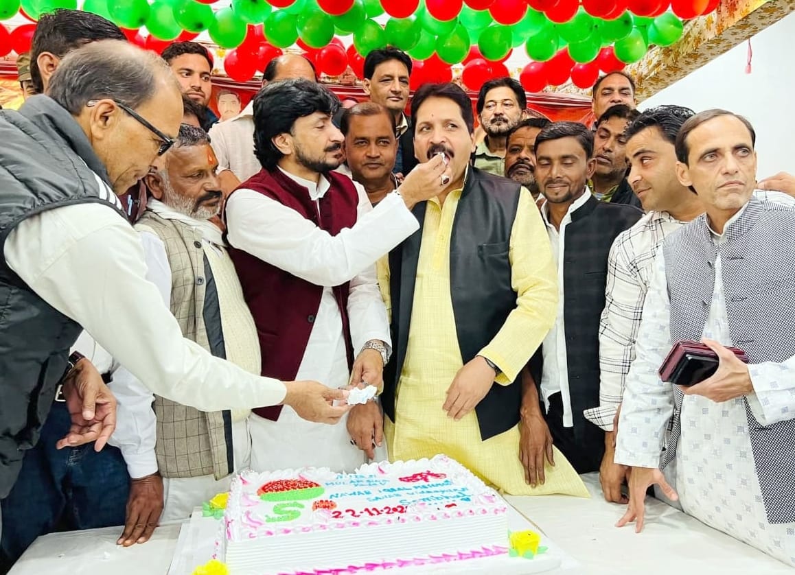 SP workers celebrated Mulayam Singh's birthday by cutting a cake.