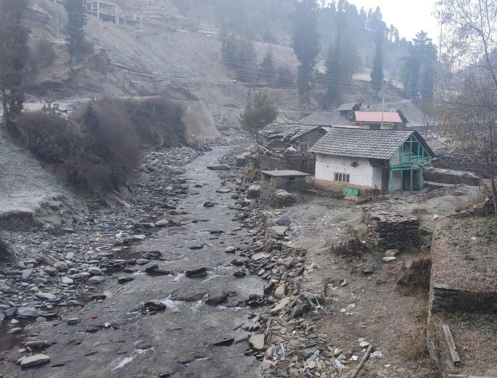 Drinking water lines got blocked in Balichowki and Gadagushaini due to falling temperatures.