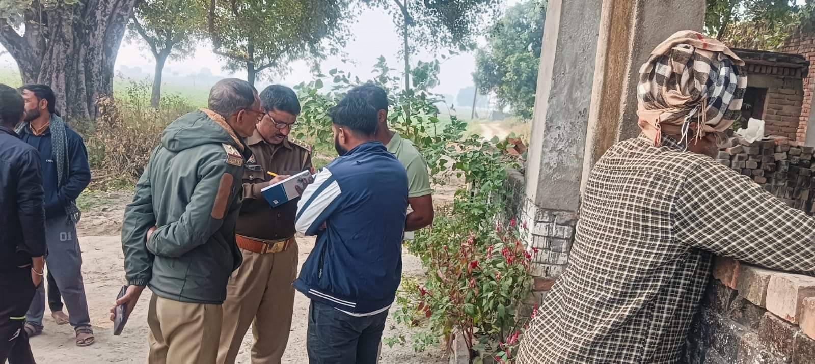 सासनी में चोरी के बाद स्थानीय लोगों से पूछताछ करते पुलिसकर्मी। संवाद 