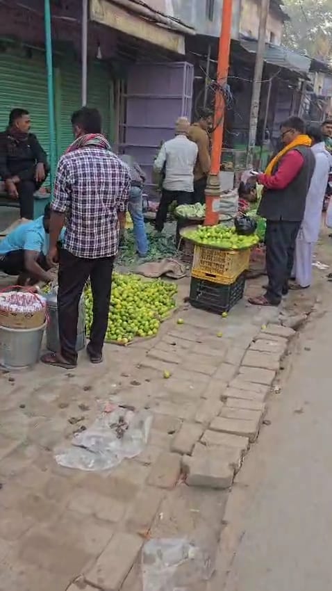 Arbitrariness: Roadside shops again in Salempur
