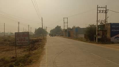 Lack of streetlights on the road has increased the difficulties of people and drivers.