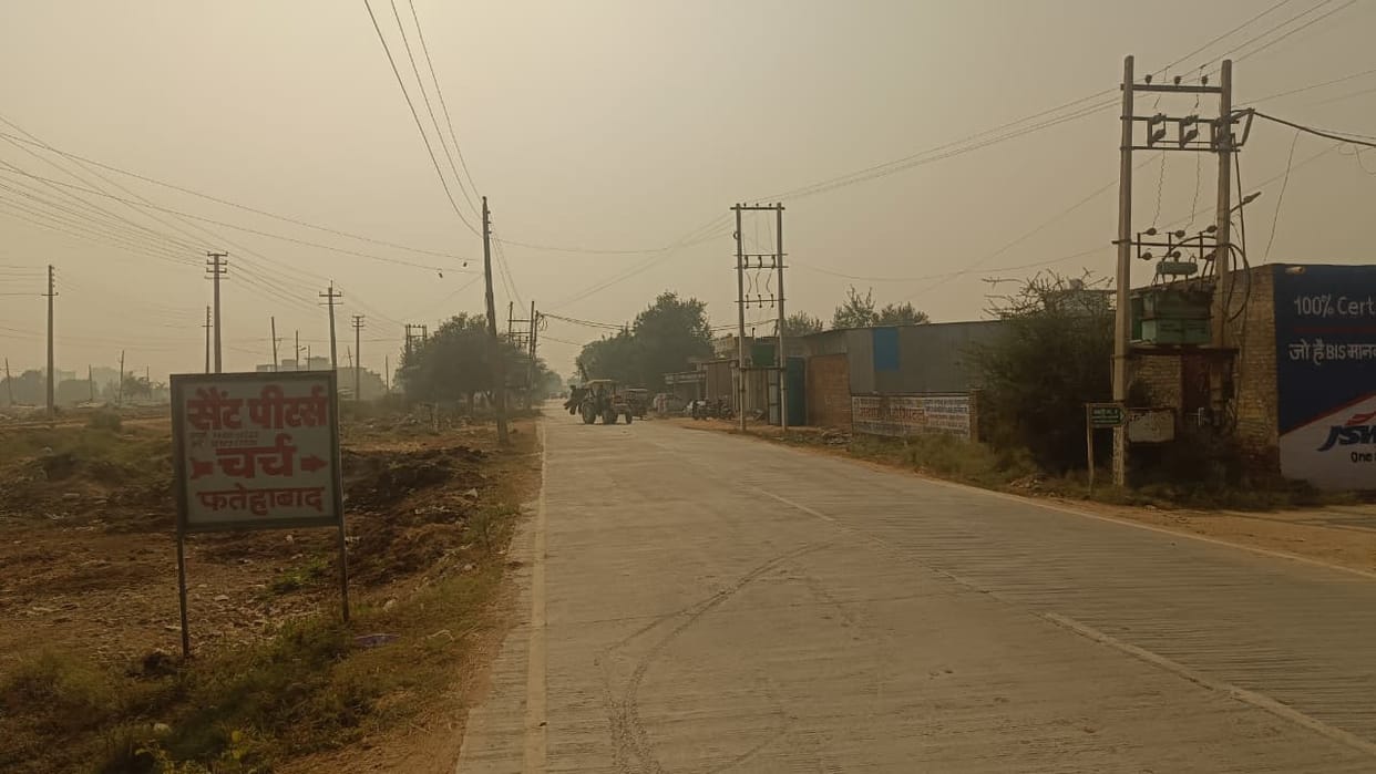Lack of streetlights on the road has increased the difficulties of people and drivers.