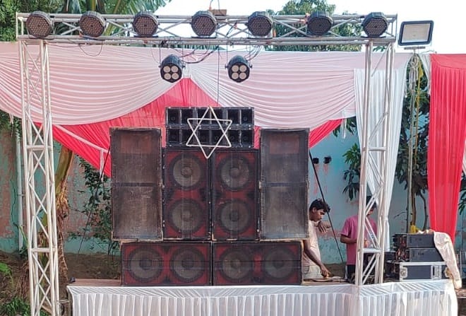 DJ is making sick noise... the sound of the city can be heard