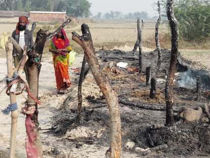 agyaat kaaranon se lagee aag se jala makaan   House burnt due to fire due to unknown reasons