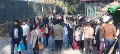 The tourist town of Kasauli is bustling with tourists, with hotels 100% packed.