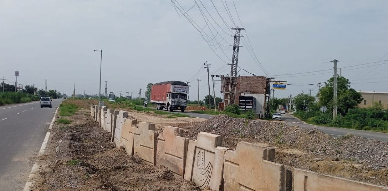 There is no cut on NH-352, villagers of Chidi, Gharauthi and Nandal come by travelling three km.
