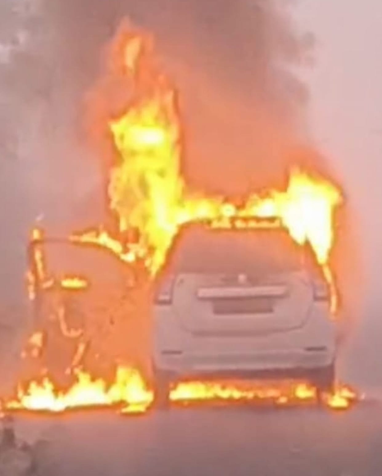 A moving car caught fire, the driver jumped out to save his life.