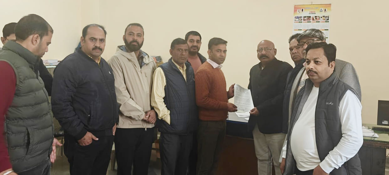 Residents of New Gupta Colony submitted a memorandum demanding that beer bar licenses not be granted.