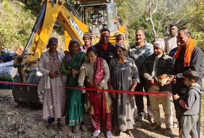 The villagers of Sanwalisera are busy building a road with their own resources.