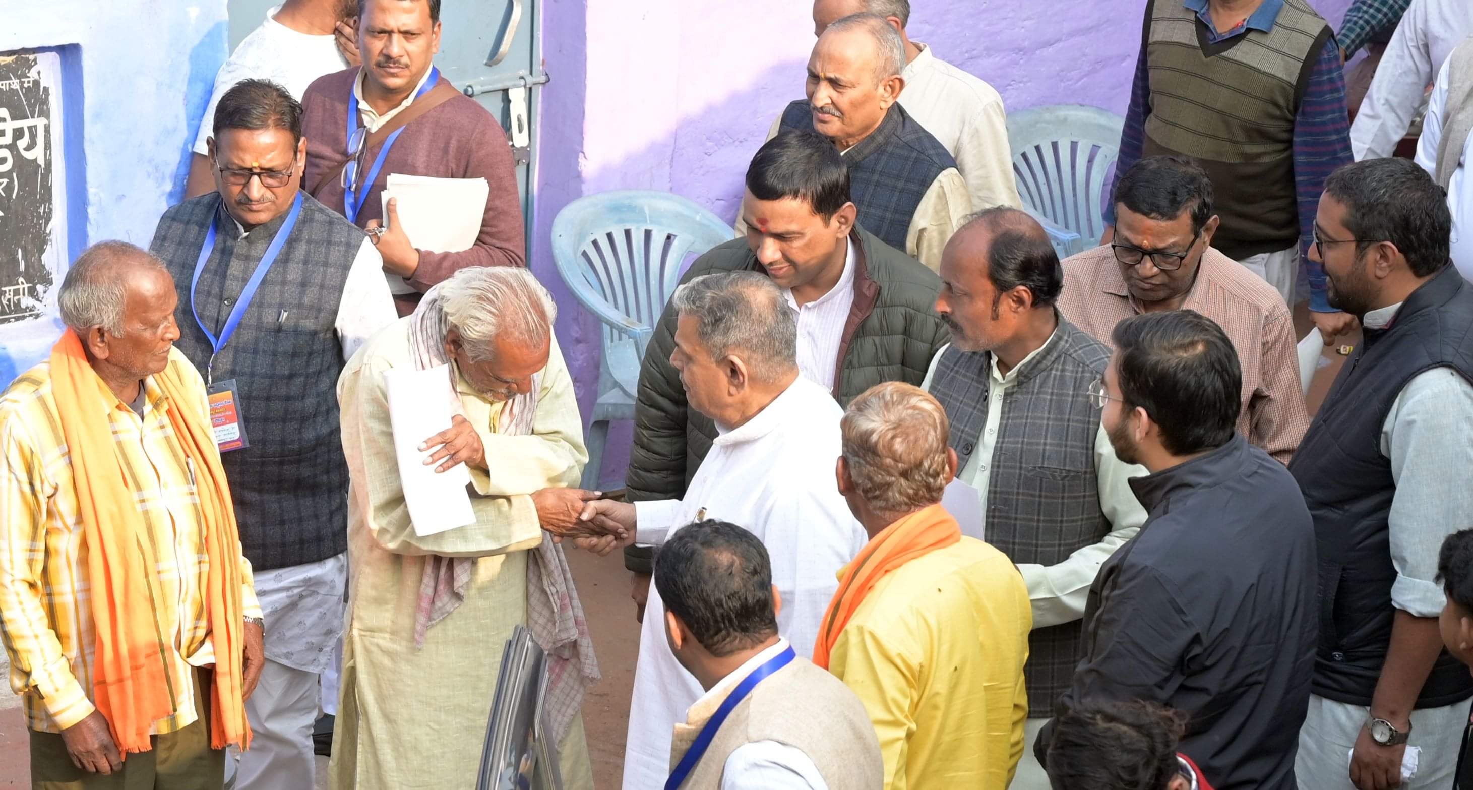 बस्तियों में पत्रक बांटते होसबाले।