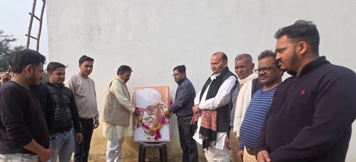 Samajwadi Party officials celebrated the birth anniversary of Lok Bandhu Raj Narayan.